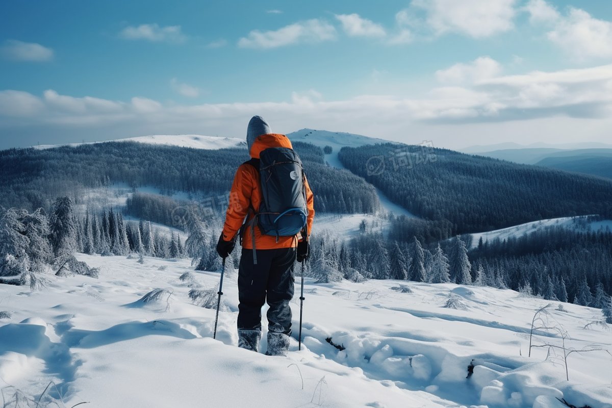 雪地里一个登山者北影