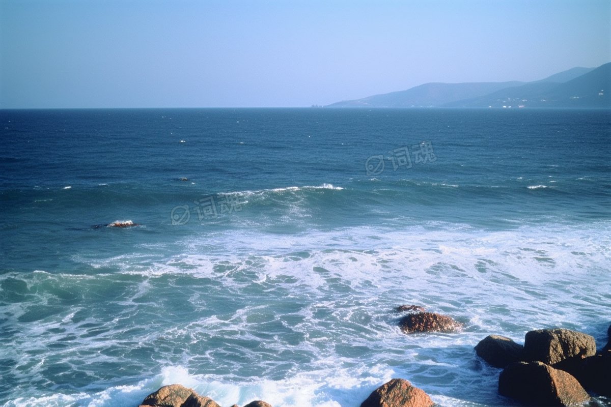 夏日海边海岸线景色